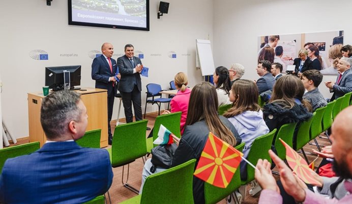 Учениците от Велико Търново, Скопие и Бургас бяха посрещнати от посланиците на България и Северна Македония в ЕС и вицепремиера на Северна Македония.