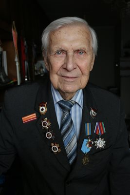 На 101 г. си отиде Дупак, който привлече Владимир Висоцки в "Таганка"