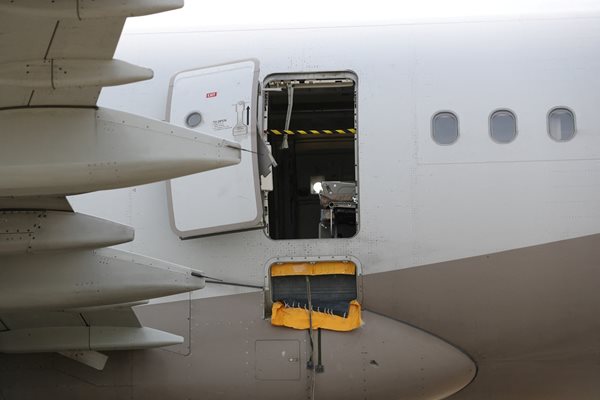 Пътник на самолет отворил вратата по време на полет Снимка: Ройтерс