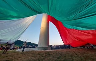 България от два свята, все по-чужди и далечни – високомерен елит и подиграван народ