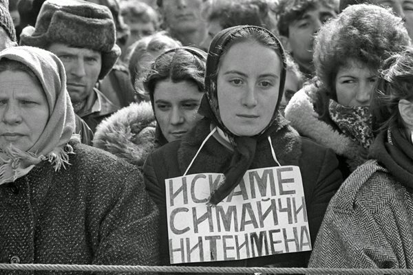 Броени дни след 10 ноември 1989 г. българските турци протестират и настояват да им върнат имената.