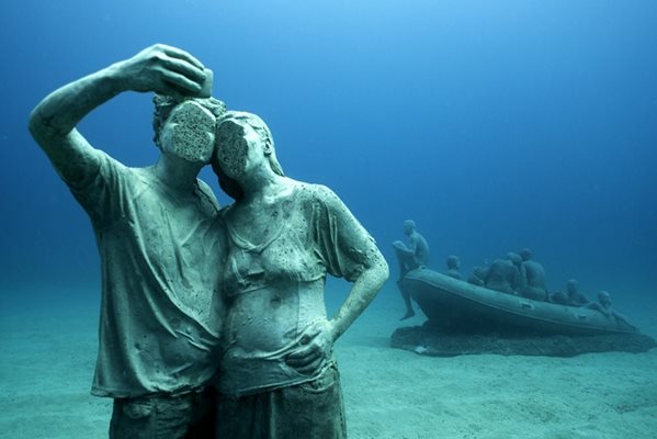 Мъж и жена си правят подводно селфи. Те  обаче са без лица.