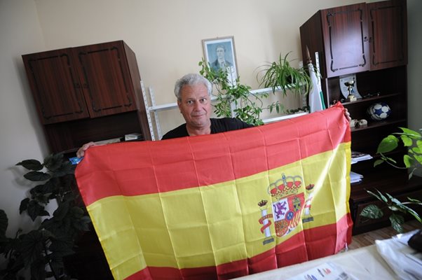 Кметът показва испанското знаме от жителите на Ясно поле