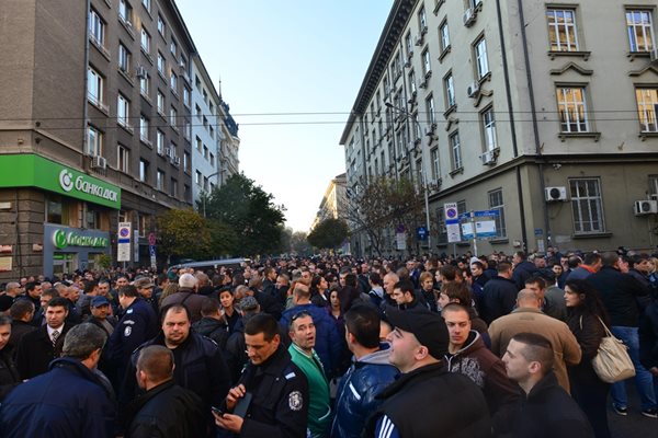 Полицаи протестират не за първи път. През 2015 г. те окупираха Министерството на финансите заради намаляване броя на заплатите при пенсиониране.