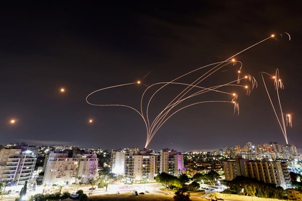Израелската система “Железен купол” прихваща ракети, изстреляни от ивицата Газа.

СНИМКА: РОЙТЕРС