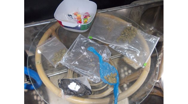 Тутраканец е задържан от полицията по подозрение в притежание и разпространение на наркотични вещества. Снимка: Авторката