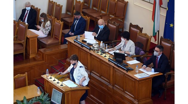 Докладът на правната комисия от трибуната представи председателката на комисията Анна Александрова.