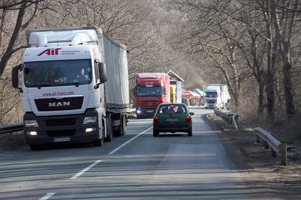 Най-честата причина за катастрофите по второкласните пътища в Северозападна България са тежкотоварните камиони.

СНИМКА: “24 ЧАСА”