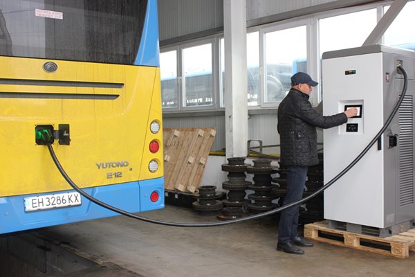 Строителните дейности по монтажа на 14-те зарядни станции на новите електробуси са в ход от началото на април. Снимка:Община Плевен