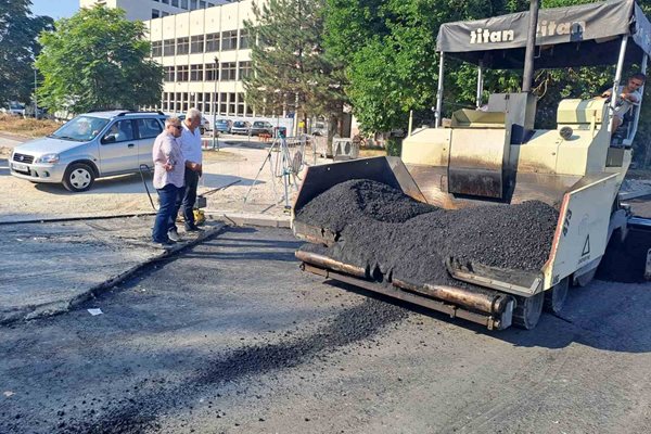 От южната страна на пробива до Транспортна болница се полага асфалт.