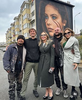 Ornella Muti (center) in front of the mural with her face in Sochi.  Next to her on the left is the artist Yorit and on the right is Naike Riveli.  PHOTOS Instagram /ornellamuti, Instagram/ naikerivelli