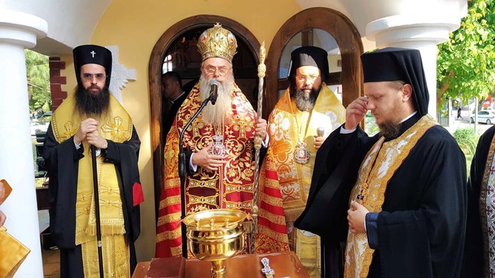 Митрополитите Николай и Арсений на 38 градуса, облечени в празнични одежди, осветиха параклиса "Свети Лука".