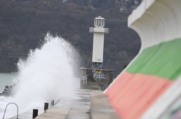 Морето край Варна се развълнува, огромни вълни прехвърлят вълнолома 
Снимка: Орлин Цанев