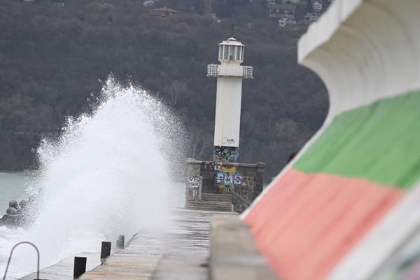 Морето край Варна се развълнува, огромни вълни прехвърлят вълнолома 
Снимка: Орлин Цанев