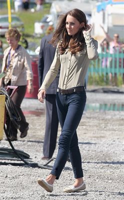 Кейт Мидълтън по време на посещението си в Нова Зеландия миналата година е с дънки, риза и мокасини.