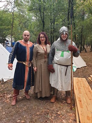 Пловдивчанката Пепа Андонова с двама храбри воини.