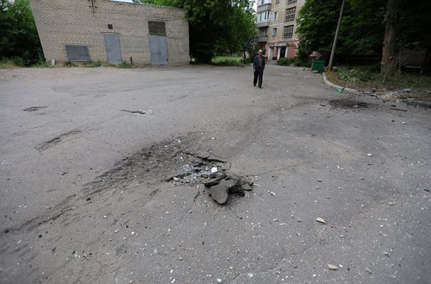 Тук се виждат кратери от снаряди след скорошен обстрел в Донецка област.
Снимки: Ройтерс