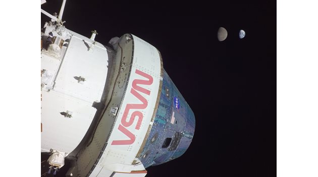 Модулът “Орион” от мисията “Artemis I” с гледка към Луната и Земята.
СНИМКА: НАСА