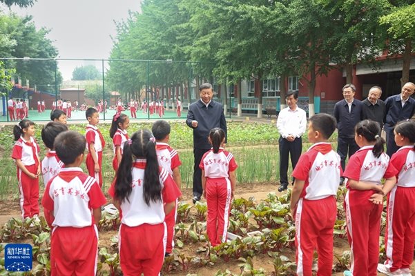 Китайският председател Си Дзинпин посети пекинското училище „Юин. Снимка: Китайска медийна група