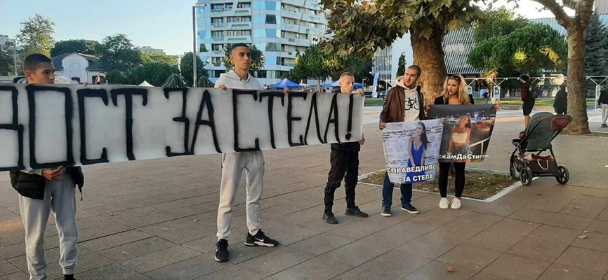 Близки, съученици и приятели на Стела се събраха пред сградата на Съдебната палата, за да кажат "не" на войната по пътищата Снимка: Тони Щилиянова