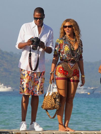 Бионсе и Джей Зи по време на лятната им ваканция на плажа в Сен Тропе
