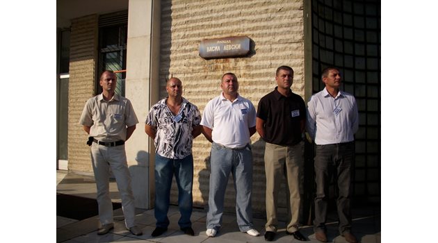 Петимата полицаи от Благоевград очакват възобновяване на делото.