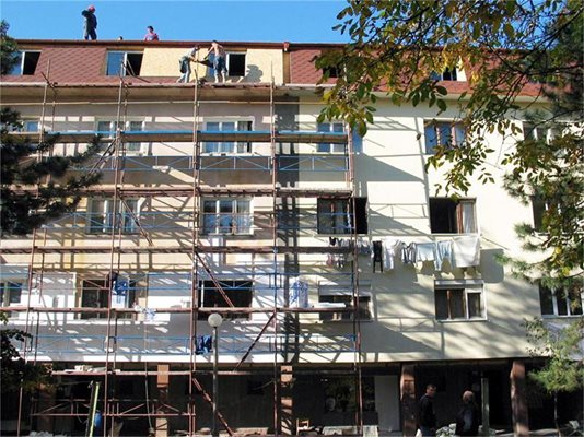 Работници слагат изолация и нов покрив на блок, който се санира цялостно.
СНИМКА: КРИСТИНА ЦВЕТКОВА