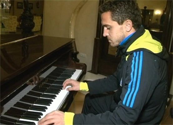 Димитър Рангелов свири на пиано.