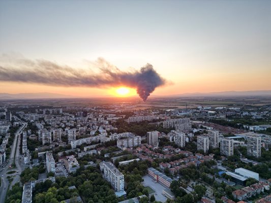 Димът се носи и над част от Пловдив.