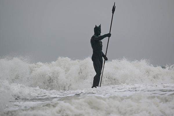 Морето край Варна се развълнува, огромни вълни прехвърлят вълнолома 
Снимка: Орлин Цанев