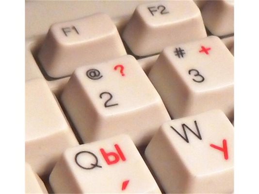 През XIX век във Великобритания използвали @ в сметките си, за да изпишат например 10 ябълки @3 пенса = 30 пенса, тоест го пишели вместо "по" (на англ. "at"). Така той намерил място на клавишите на пишещите машини от това време, а оттам прескочил и на клавиатурите на компютрите.