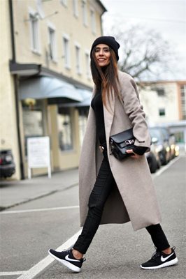 Маратонки, комбинирани с официално палто и чанта, са в списъка на стила нормкор.