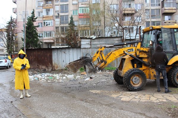 Екипи на "Чистота" водят отпадъци и дезинфекцират в "Столипиново".