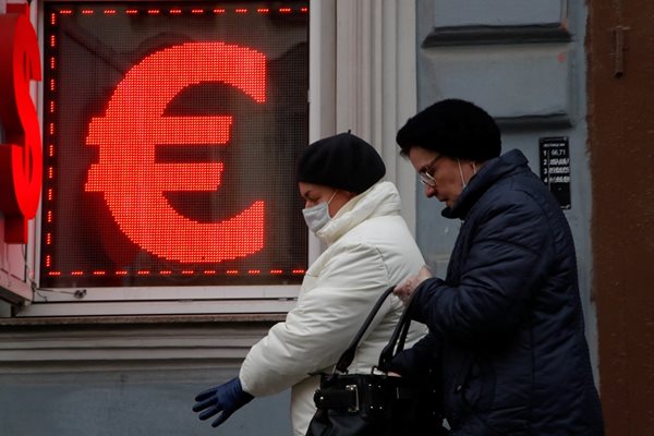 Еврото спадна под символичния праг от 1,10 долара, понижавайки се силно спрямо останалите "валути убежища", тъй като инвеститорите търсят защита срещу последиците от руската инвазия в Украйна.
Снимка: Ройтерс