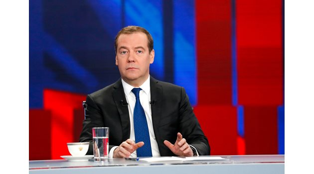 Председателят на Съвета по сигурност на Русия Дмитрий Медведев отрече, че ще унищожават сателитите на Мъск, но уточни, че това е добра идея. 