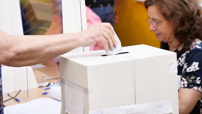 Избирател пуска разписката от машината за гласуване в изборната урна СНИМКА: ЙОРДАН СИМЕОНОВ