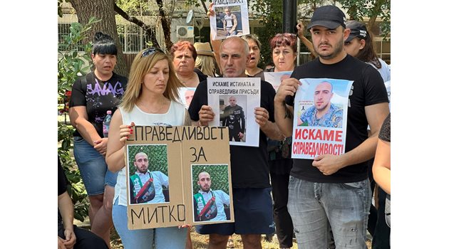 Десетки от Цалапица са пред Съдебната палата в Пловдив, където ще се гледа мярката на двамата близнаци Валентин и Борислав Динкови.