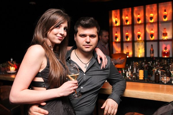 Графичната дизайнерка Снежанка Асенова, която е глухоняма. На снимката е заедно с годеника си.