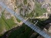 Разходка под дъжда по най-дългия мост в света (Видео)