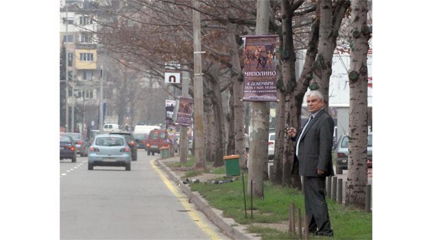 НА СТОП: Евгени Стоев заряза служебното БМВ пред хотела и си хвана такси на връщане.