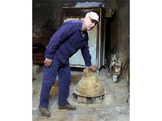 Атанас показва последователността за създаването на камбана. Първо се изпичат 2 глинени калъпа...
СНИМКИ: ПИЕР ПЕТРОВ
