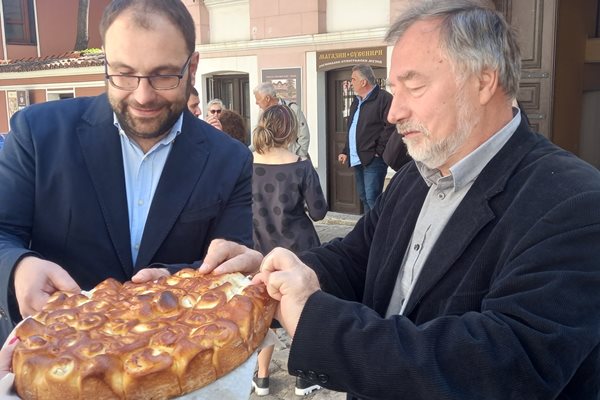 Зам.-кметът на Пловдив Пламен Панов и директорът на Етнографския музей Ангел Янков дадоха старт на обновлението на къщата, разчупвайки апетитна питка.