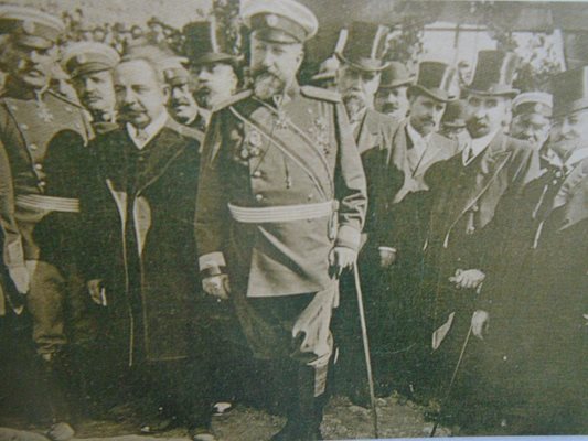 Цар Фердинанд на хълма Царевец при обявяване на независимостта на България
