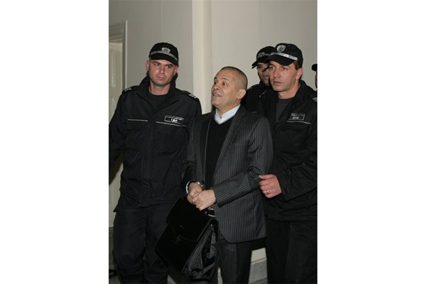 “Още 6 месеца, огън служба не остана”, викаше Георги Вълев на излизане от съдебната зала.