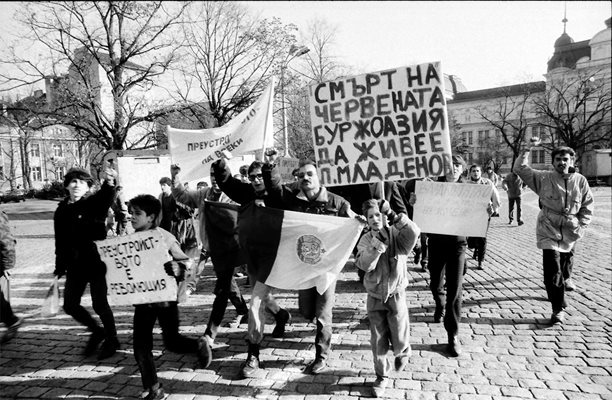 Митинг на 17 ноември 1989 г. в София със забележителния лозунг: “Долу червената буржоазия, да живее Петър Младенов”. Изглежда, за активните граждани тогава Младенов не е бил част от червената буржоазия. 
СНИМКА: ГЕОРГИ ГЕОРГИЕВ-ДЖОНИ