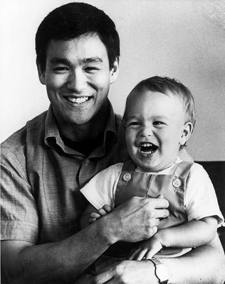 Брус Лий и синът му Брендън Лий през 1966 г.