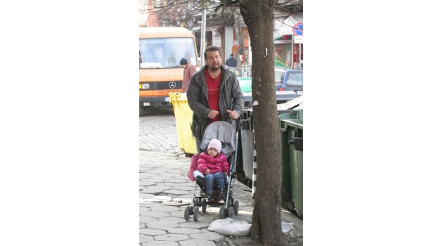 ГРИЖОВЕН: Ники и дъщеря му Мари София на разходка в центъра на София.
