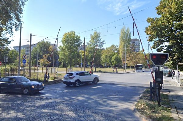 Прелезът на "Пещерско шосе" и бул. "Копривщица" в Пловдив. Снимка: Google Street View