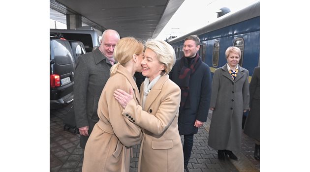 Председателката а ЕК Урсула фон дер Лайен пристига на посещение в Киев.
СНИМКА: ТУИТЪР