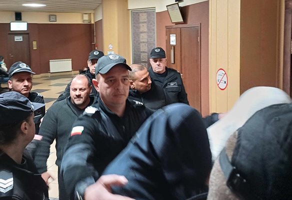 Четиримата, задържани за рекет, на път към съдебната зала в Пловдив, където прокуратурата иска постоянния им арест.